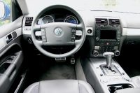 - Volkswagen Touareg ( ).    