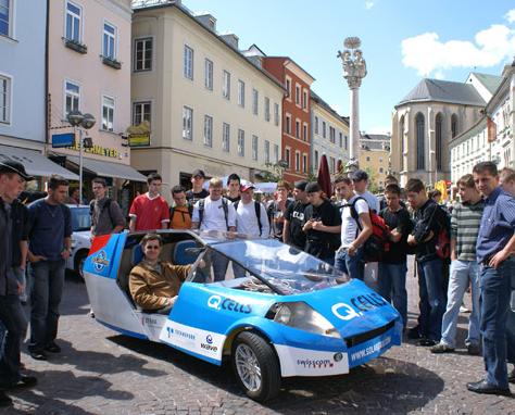 Луи Палмер демонстрирует свой автомобиль в австрийском городке Виллах (Villach) (фото Solartaxi).