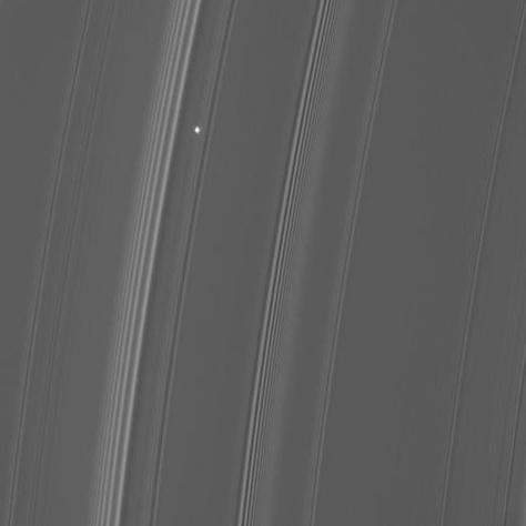   :     ,  Cassini   ,      358   ( NASA).