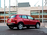 - Nissan Qashqai ( ).  