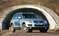 - Volkswagen Touareg ( ).   