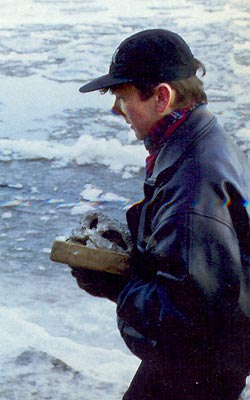 Альберт Хлюпин бережно несет череп парейазавра, найденный на береговых обрывах Вятки.