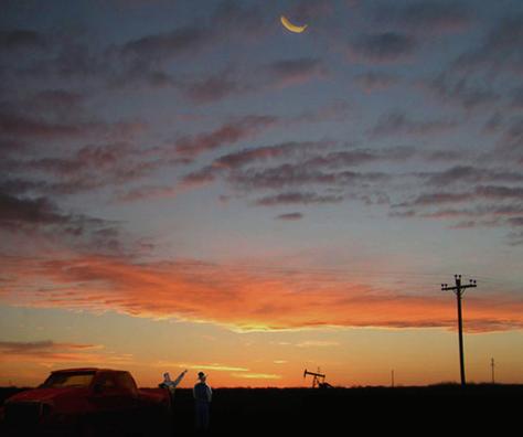 -        , ?  ,    ... ( César Saez/Geostationary Banana Over Texas).