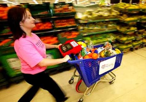    27  2004 .     Race for Life —  ,        . Tesco —      ( Reuters/Tesco).