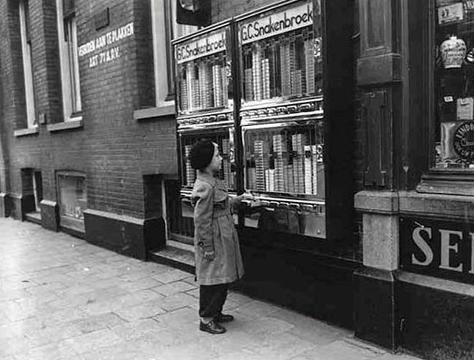       (Cigarette vending machine)     .     1953    ( De Tijd/IISG/AHF).