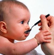 Как приучить малыша к взрослой пище
