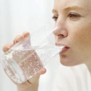 Почему вредно употреблять воду после еды